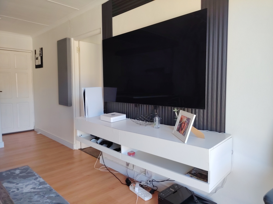 1 Bedroom Property for Sale in Whispering Pines Western Cape